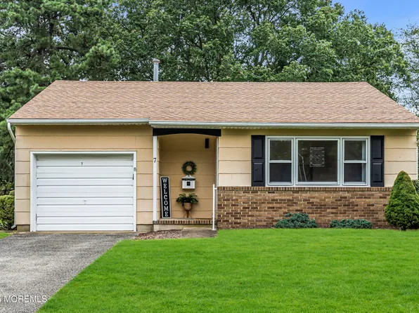 7 Oxford Drive, Toms River, NJ 08757