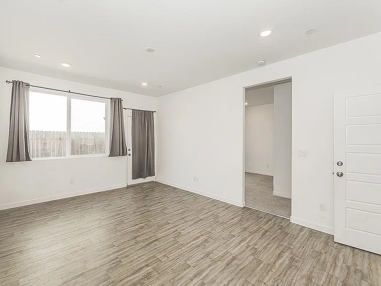2844 N Vahe — Photo 19