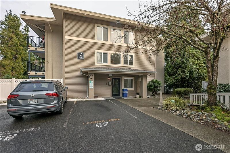 3rd image of 12631 NE 9th Place #C305