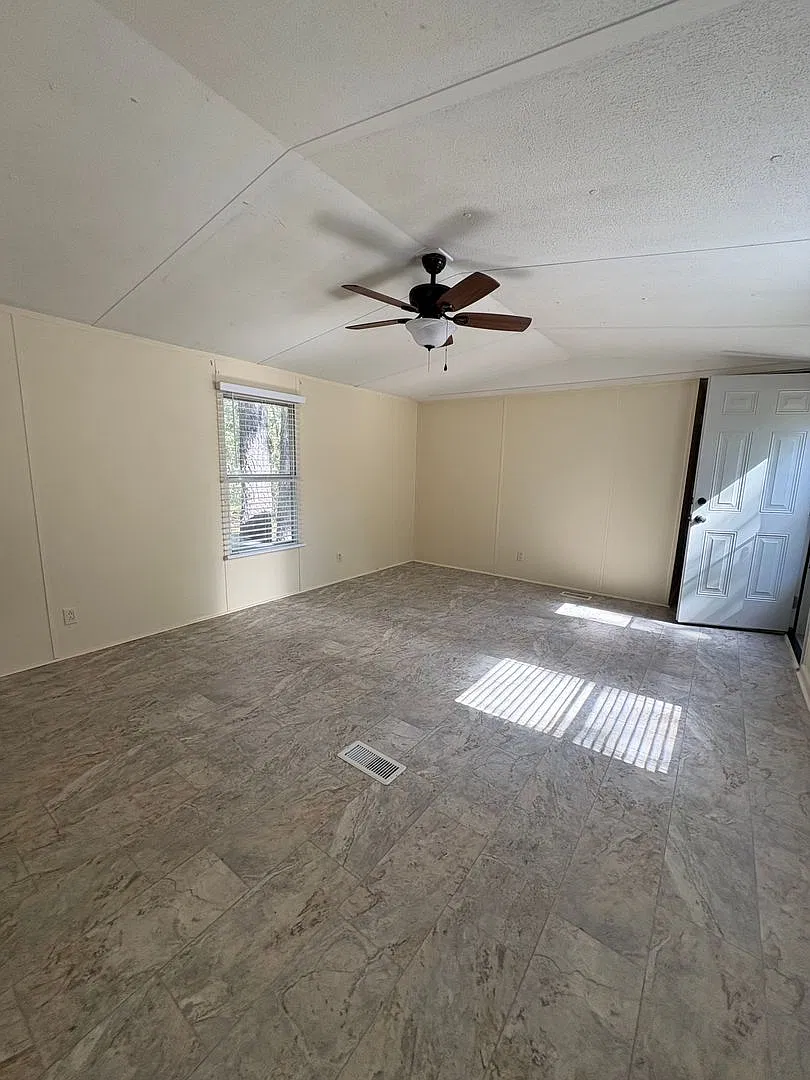 HC32601 — Photo 2