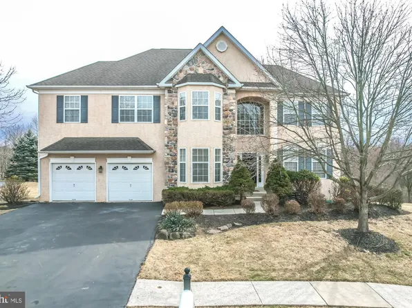8011 Woodgate Cir, Collegeville, PA 19426