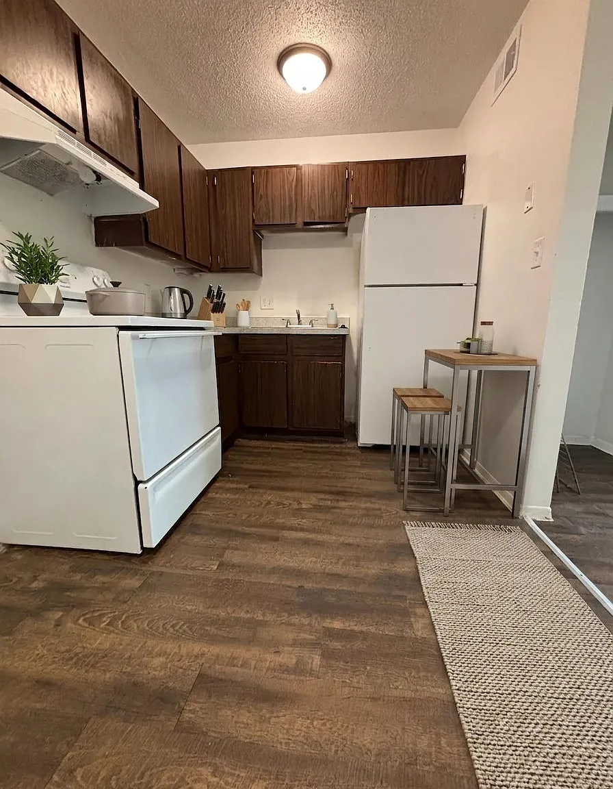 2 bed, 700 sqft, $995 — Photo 2