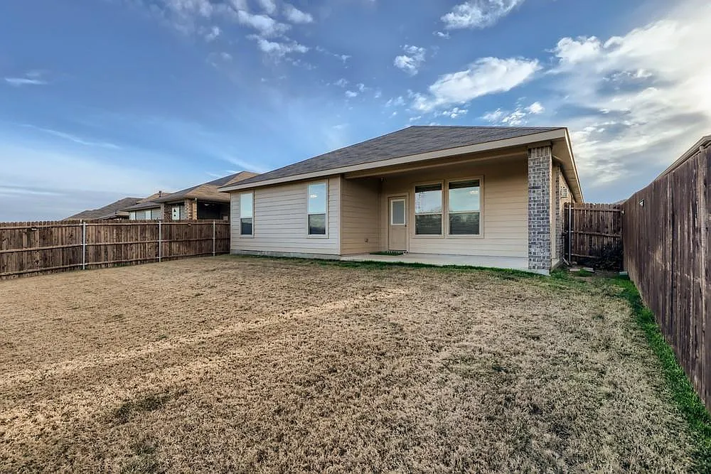 4 bed, 2103 sqft, $2,580 — Photo 2