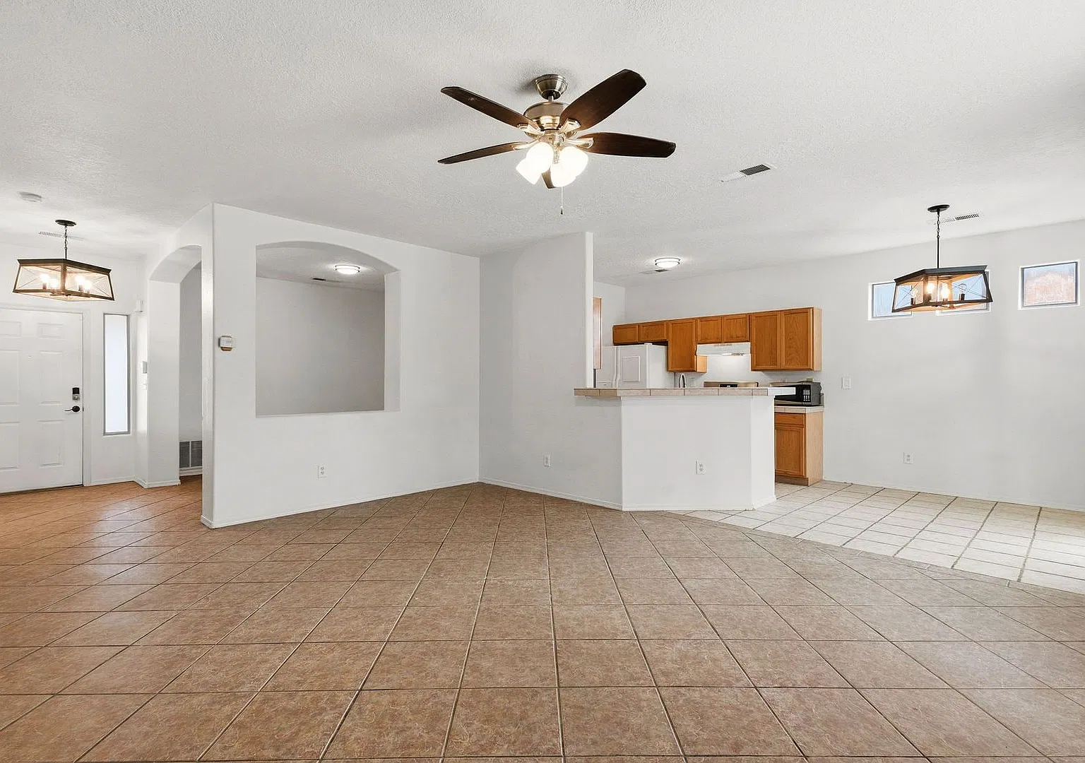 NW Heights 3 Bedroom 2 Bathroom 2 Car Garage — Photo 2