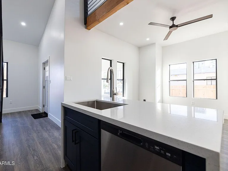 326 N 17th Dr — Photo 17