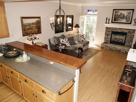 BREAKFAST BAR & DINING AREA