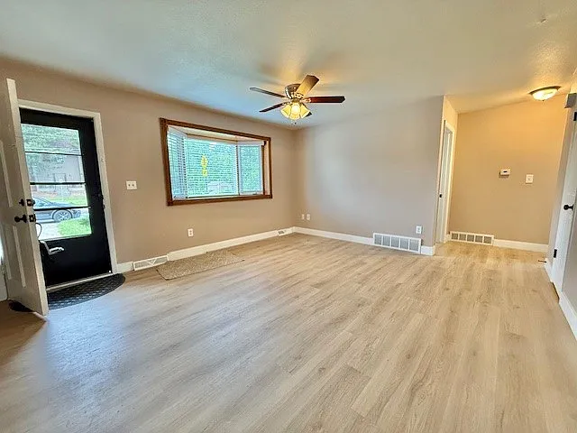 2 bed, 910 sqft, $2,200 — Photo 2
