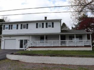 15 Hilltop Dr, Dallas, PA 18612