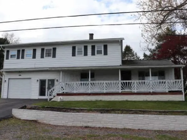 15 Hilltop Dr, Dallas, PA 18612