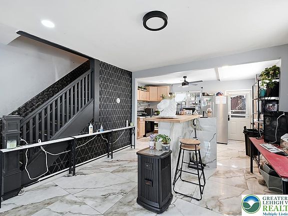 5th image of 541 N Benner Ave
