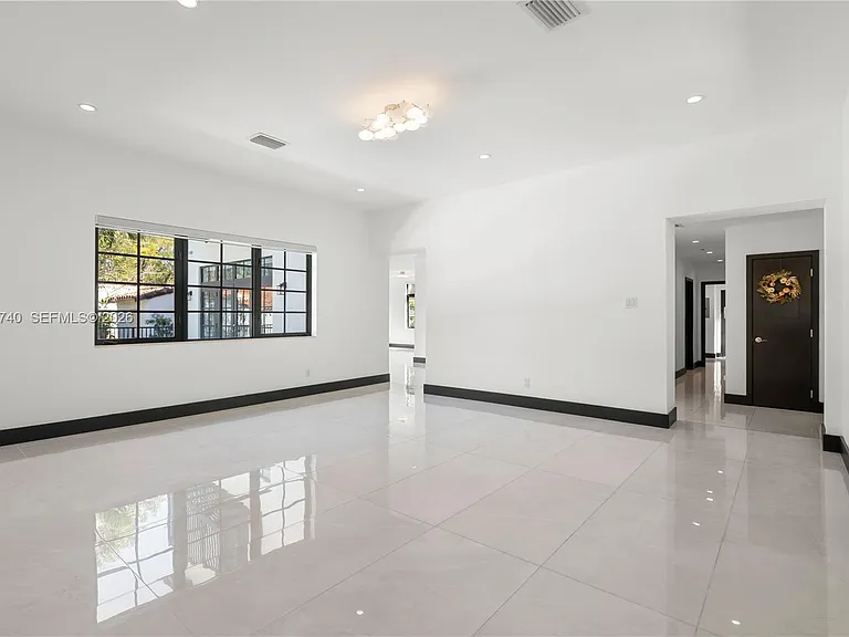 519 Alhambra Cir — Photo 10