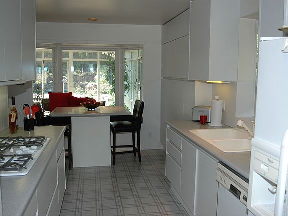 Kitchen w/sitting area