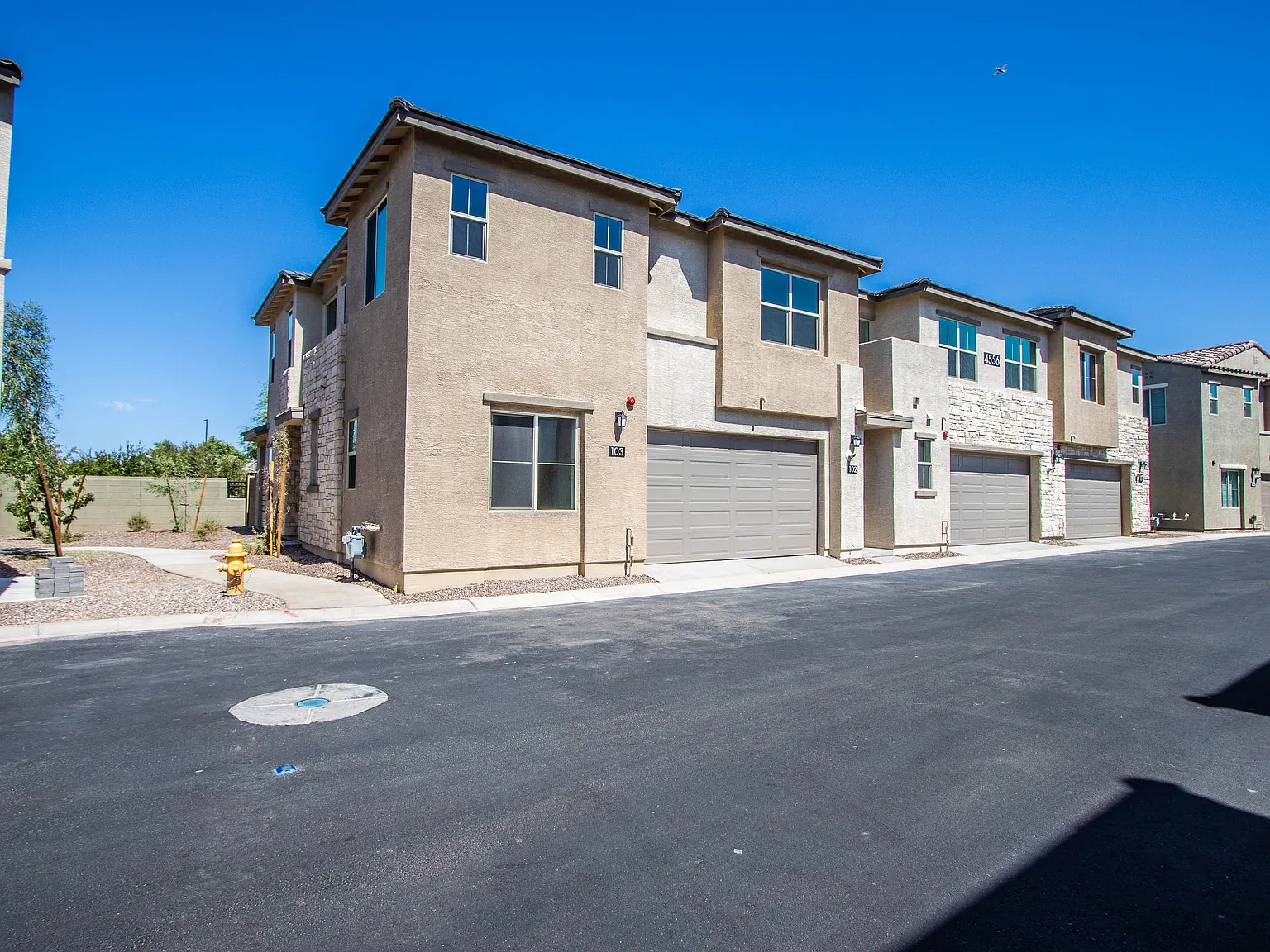 Gated Community 4 beds 3 baths Layton Lakes Area — Photo 2