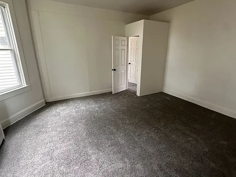 4705 Kenwood Ave #B — Photo 6