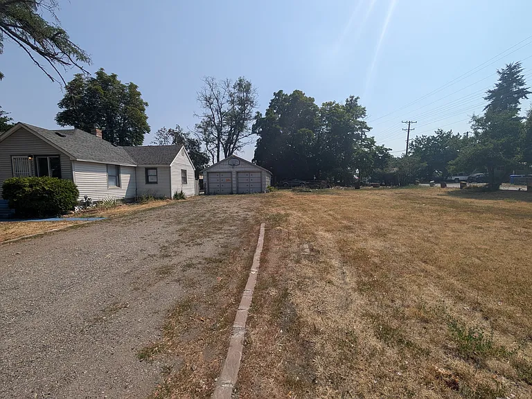 11408 E Empire Ave — Photo 22