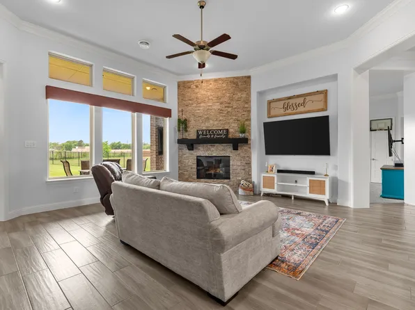953 Prairie Timber Rd, Burleson, TX 76028