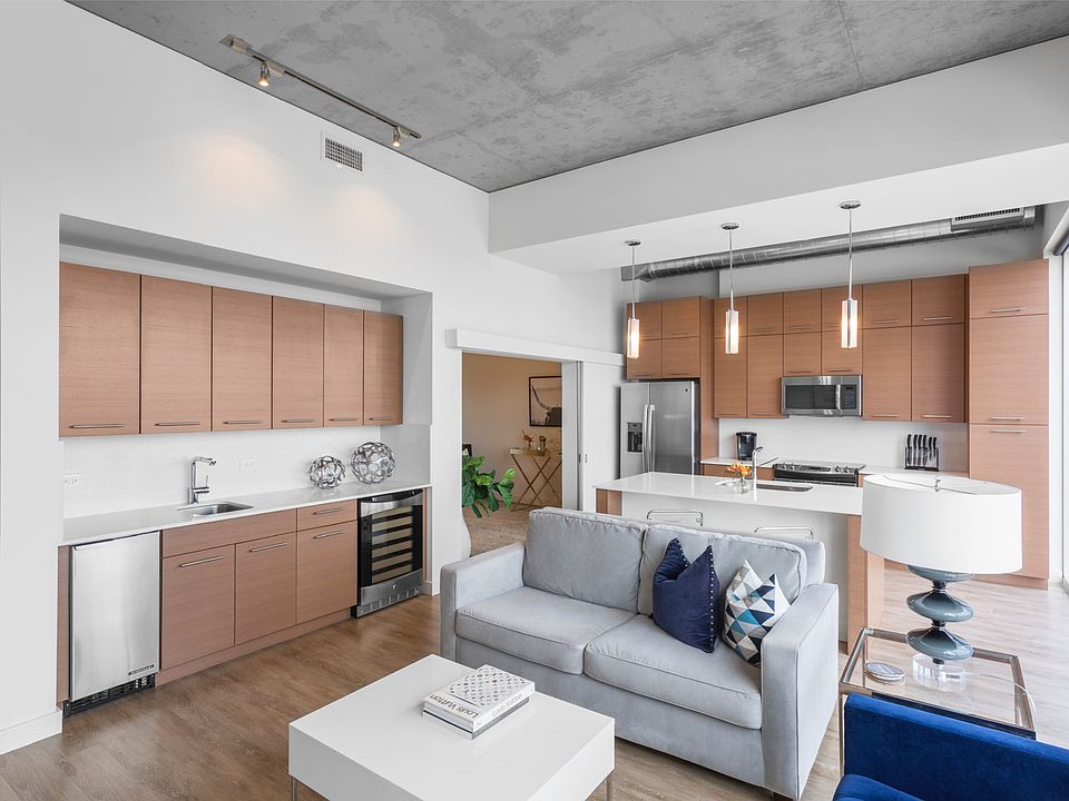 High-End Stainless Steel Appliances at One Light Luxury Apartments in Kansas City