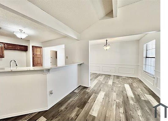 3rd image of 1706 Oxford Dr