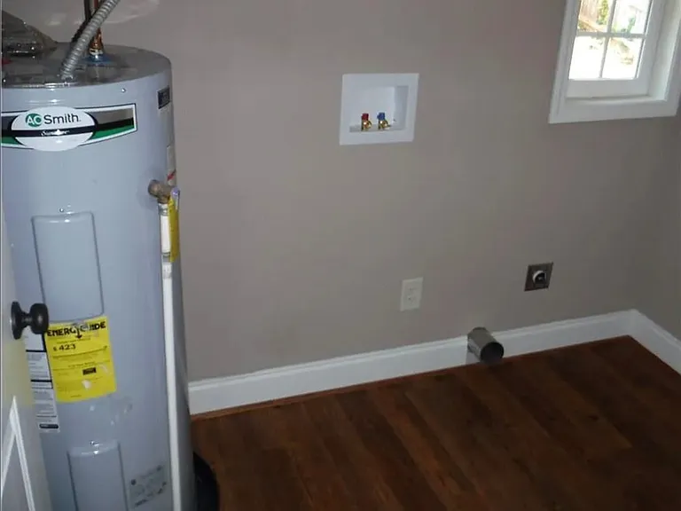 308 S Poplar St — Photo 8