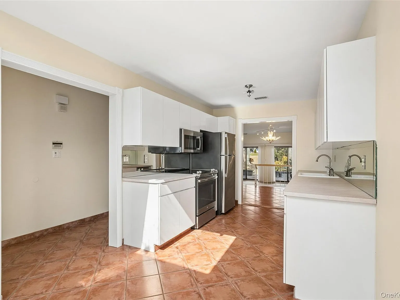 3 bed, 2.5 bath, 1900 sqft, $5,500 — Photo 3