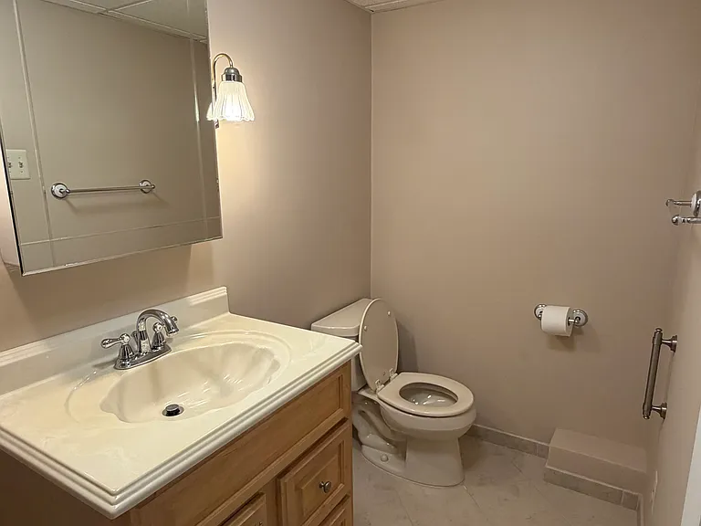 139 S Eastview Ave — Photo 29