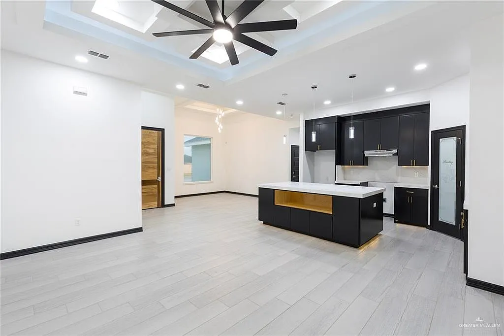 4 bed, 2.0 bath, 1679 sqft, $2,500 — Photo 3