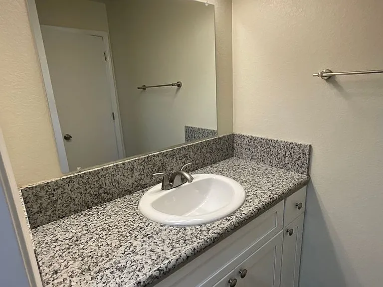 1819 G St — Photo 17