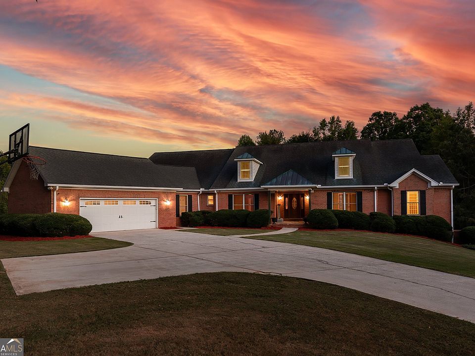 1st image of 221 Valley Way