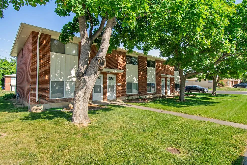 2 bed, 1.5 bath, 910 sqft, $1,325 — Photo 3
