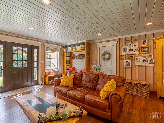 3rd image of 183 Ridge Top Ln