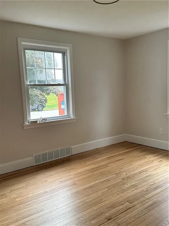 4 bed, 2.0 bath, 936 sqft, $3,000 — Photo 4