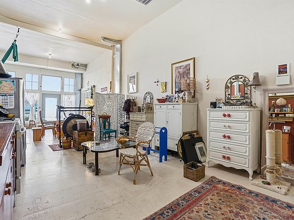 3rd image of 733 Loring Ave
