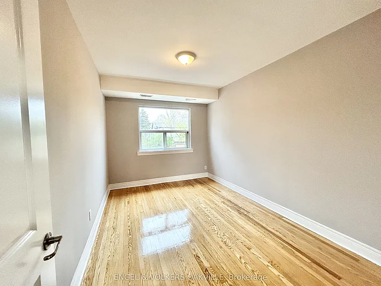 90 25th St #8 — Photo 4