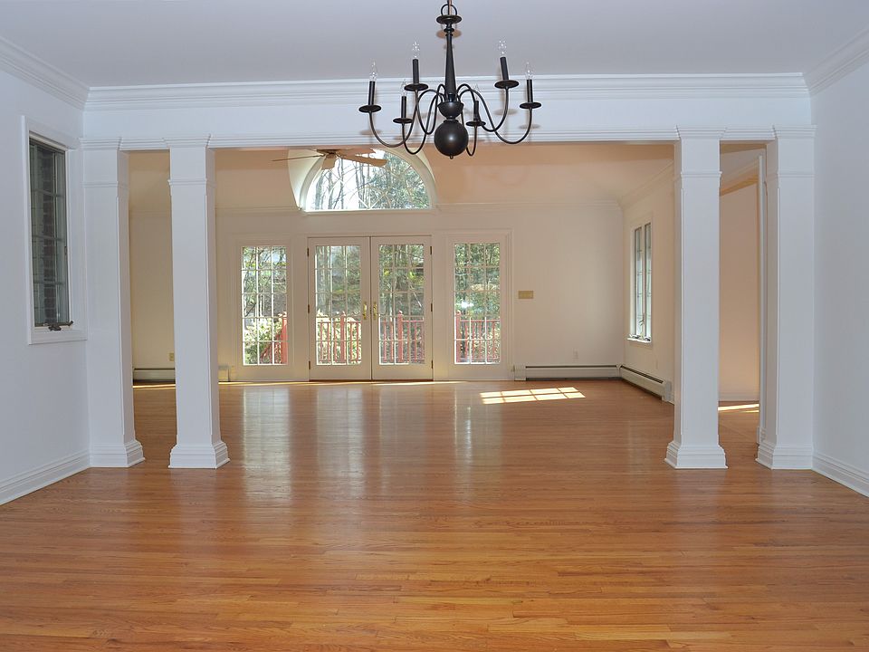 2nd image of 6 Hidden Glen Rd