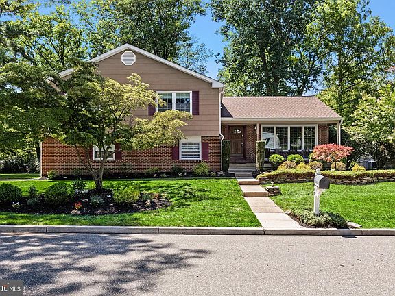 2nd image of 7 Andrew Ln