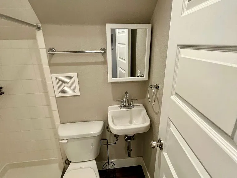 1559 Vine St — Photo 4