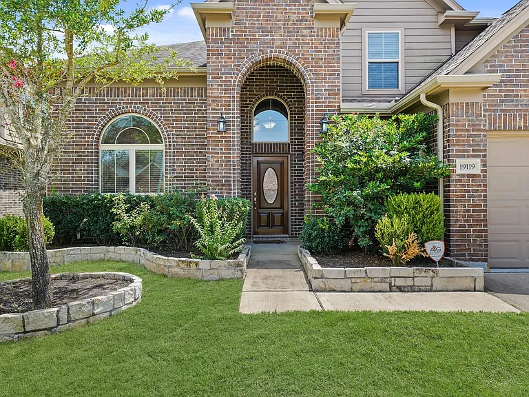 19119 Arcadia Cove Ct — Photo 2