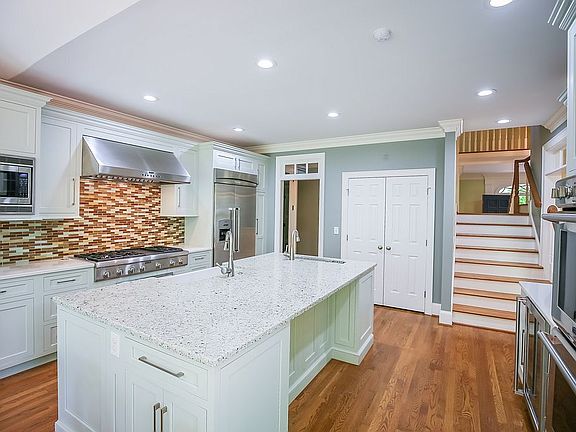 105 Goldwind Ct - Kitchen