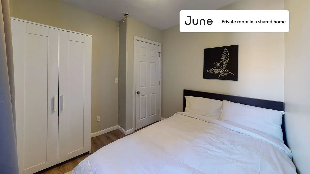 Queen bedroom in 3 bed/1 bath home in North End #473 B — Photo 1