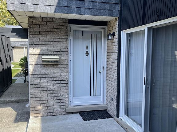 2nd image of 30119 Lorraine Ave