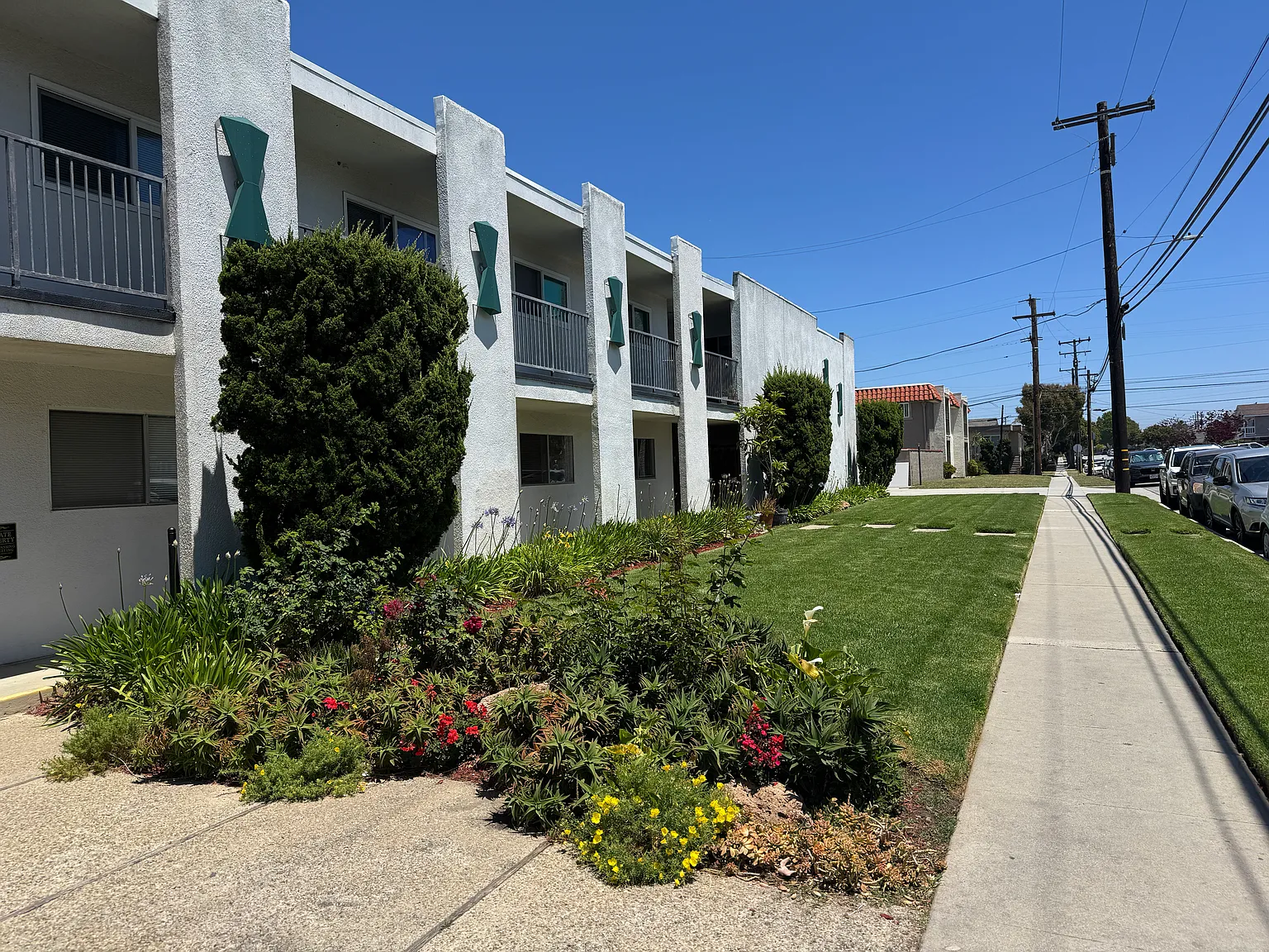 Calais Apartments — Photo 3