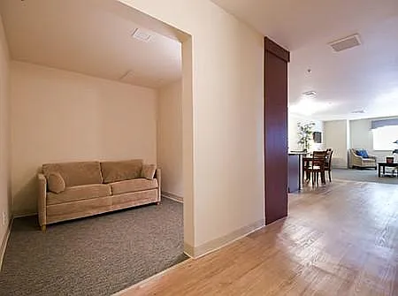 Catalina Apartments — Photo 10