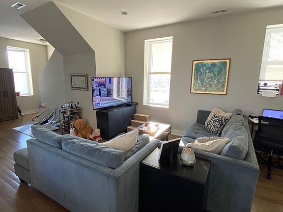 2nd image of 1945 N Winchester Ave APT 3R