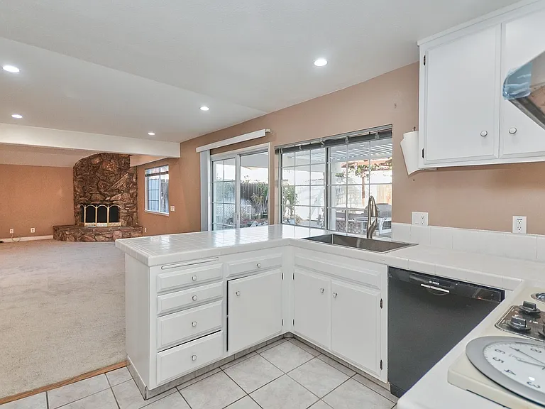 7611 Adelanto Dr — Photo 21