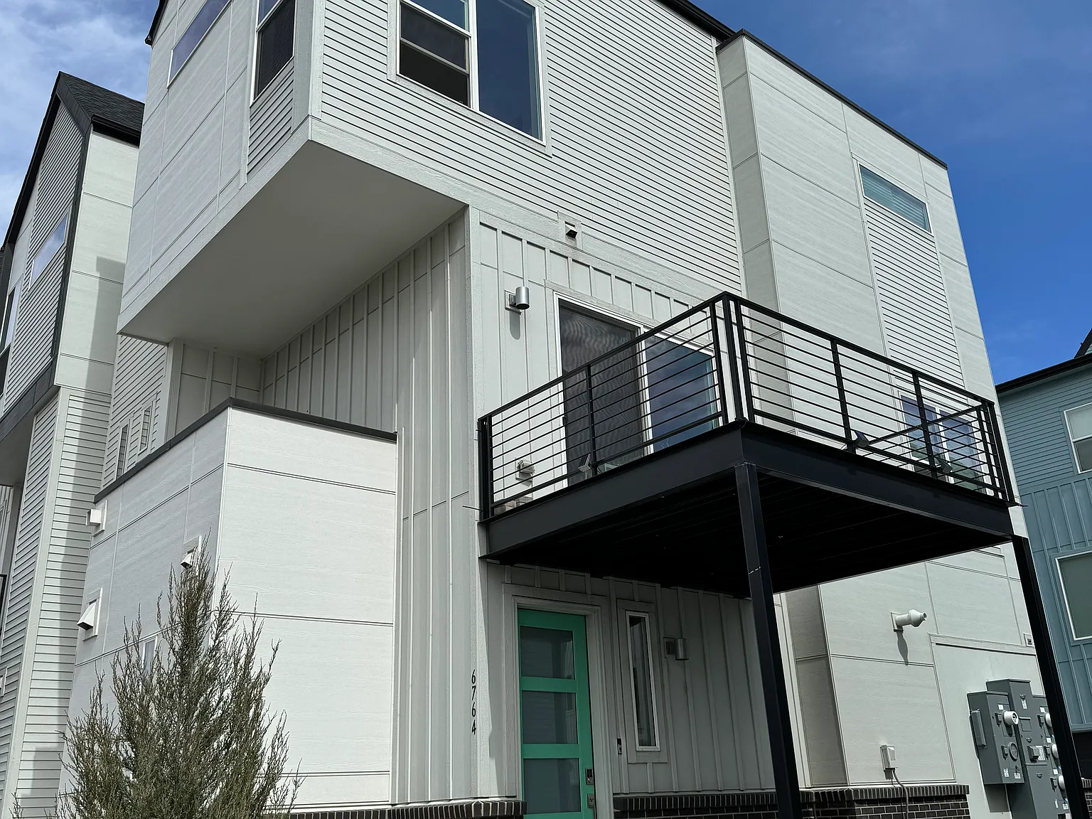 3 bed, 1971 sqft, $3,300 — Photo 1