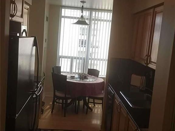 5th image of 310 Burnhamthorpe Rd W #805