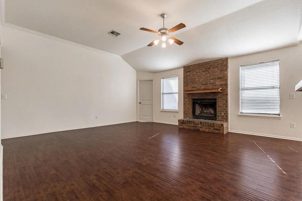 3 bed, 2.0 bath, 1339 sqft, $1,695 — Photo 2