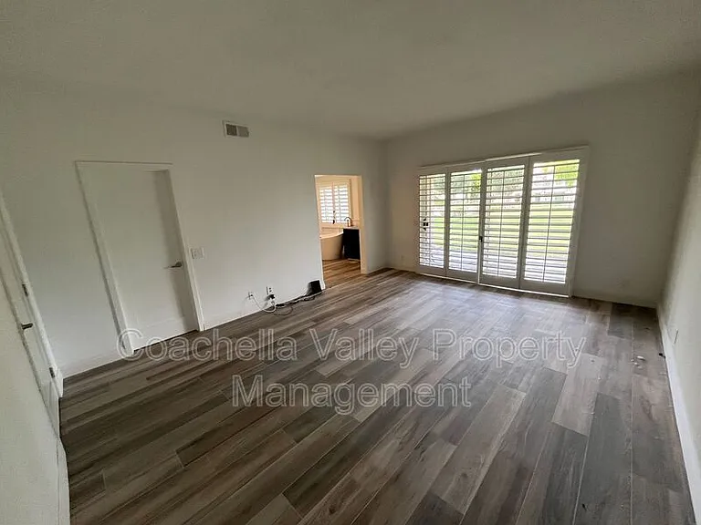 289 Vista Royale Cir W — Photo 14