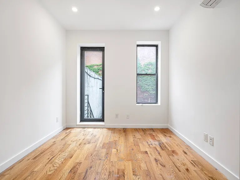 453 Irving Ave #1D — Photo 5