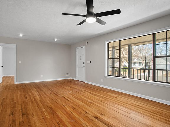 4th image of 229 Darien Dr